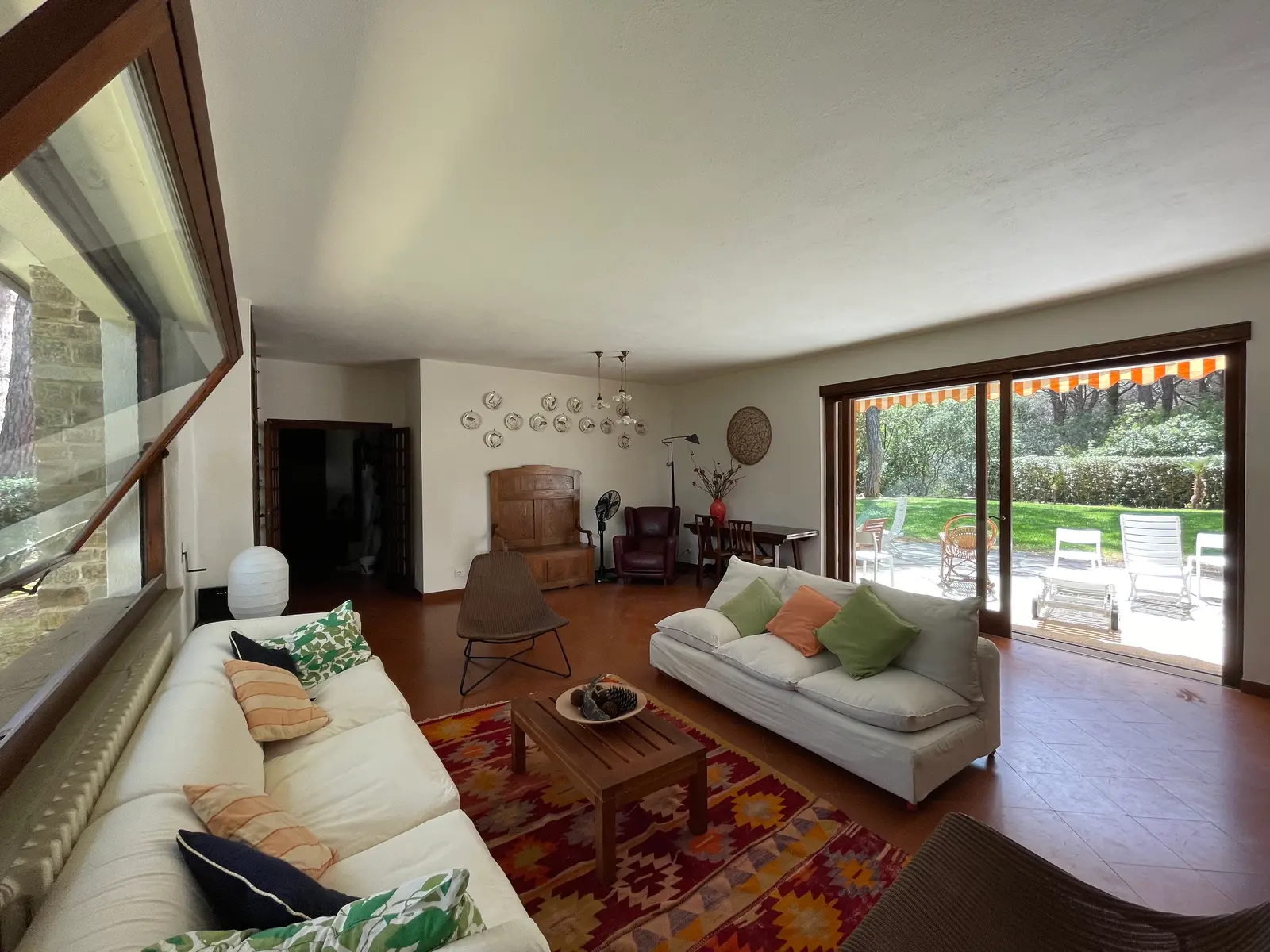 Living room con affaccio sul giardino