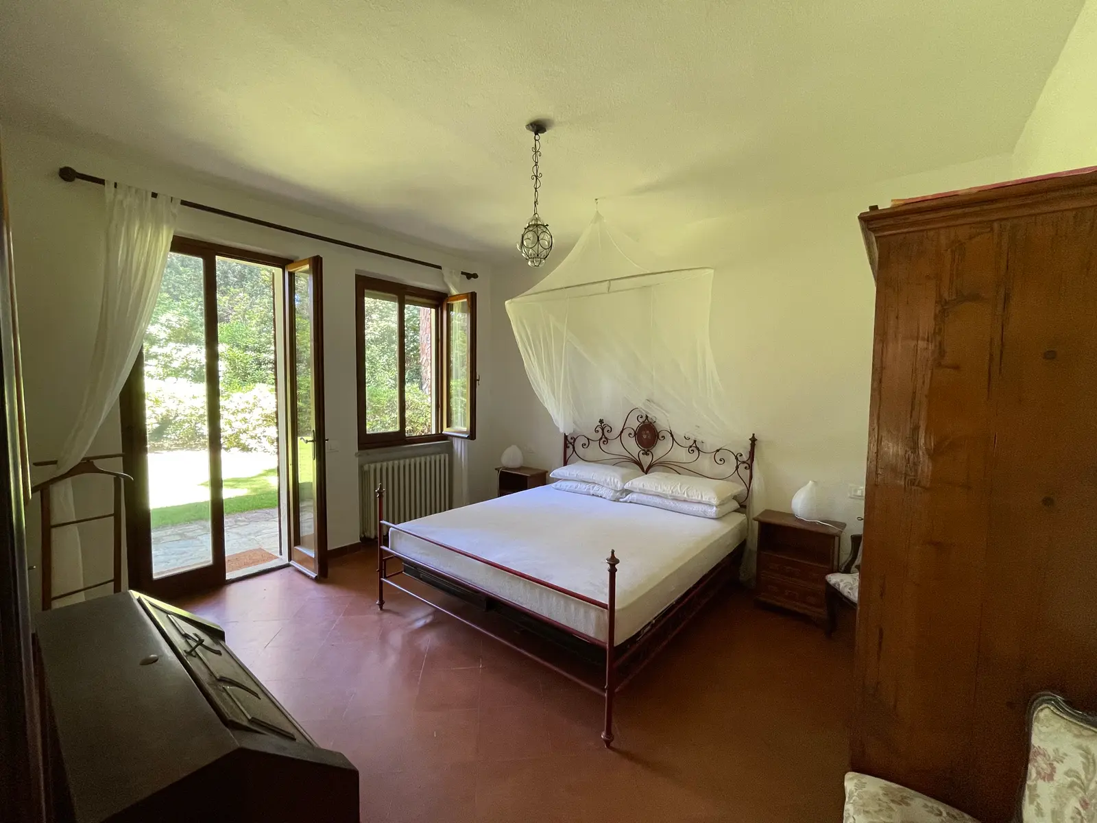 Double bedroom garden side