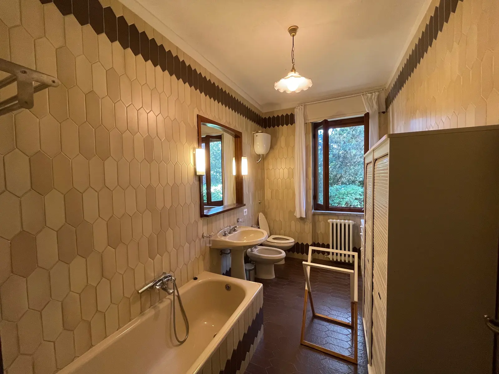 Bathroom with bathtub 1