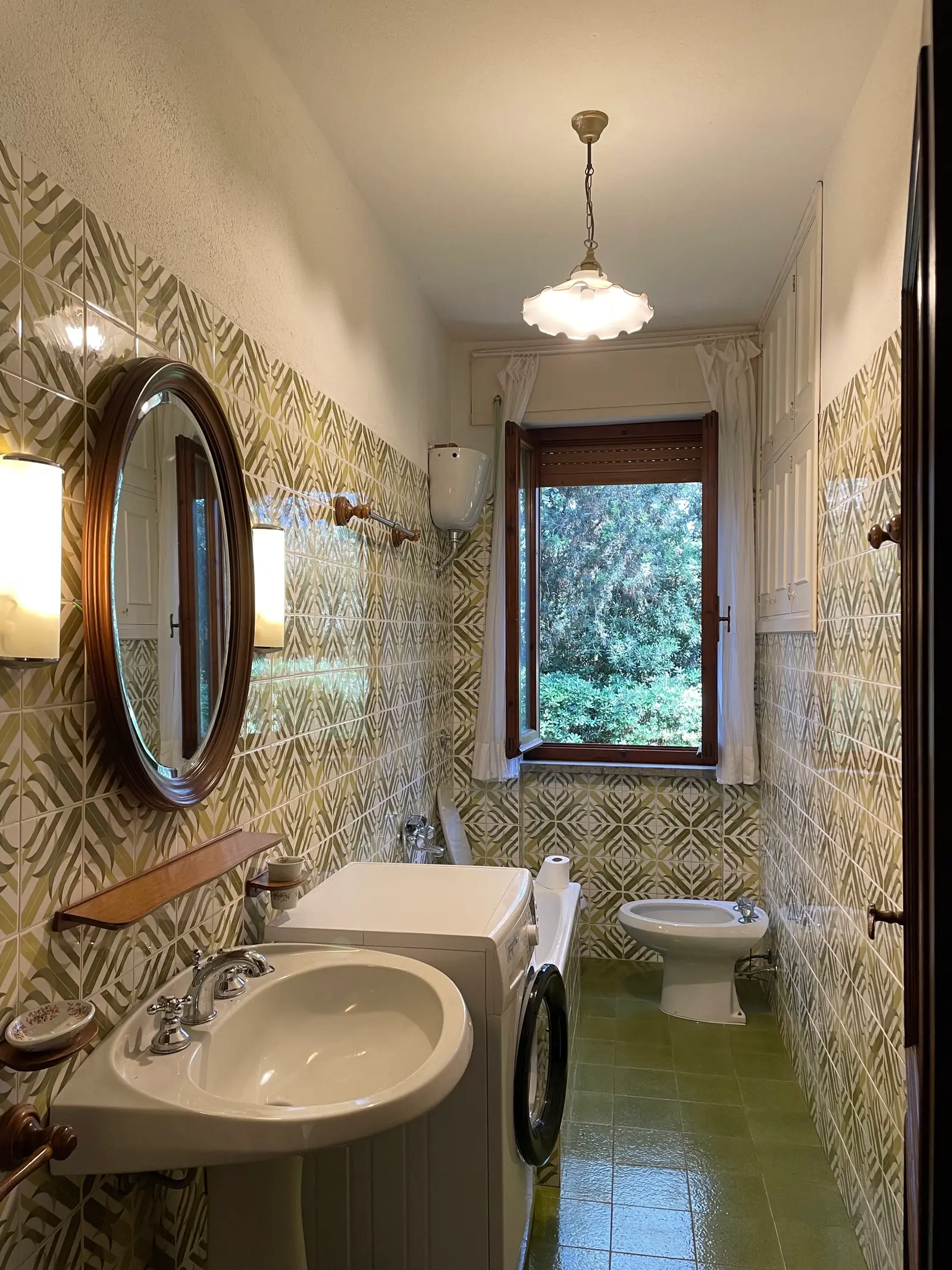 Bathroom with bathtub 2
